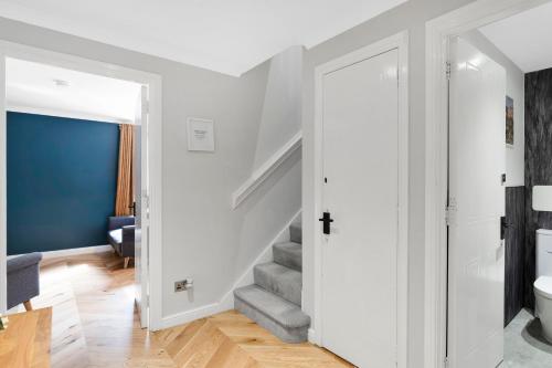Spacious 4BR City Centre Apartment w/ Free Parking photo 11