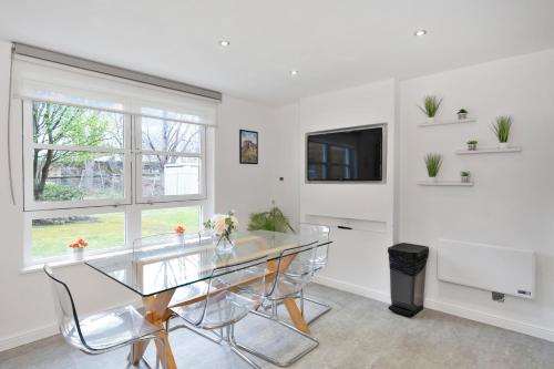 Spacious 4BR City Centre Apartment w/ Free Parking photo 6