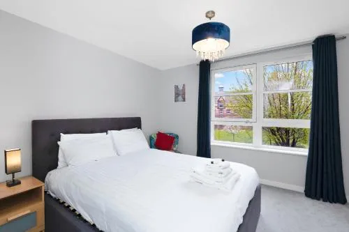 Spacious 4BR City Centre Apartment w/ Free Parking photo 1