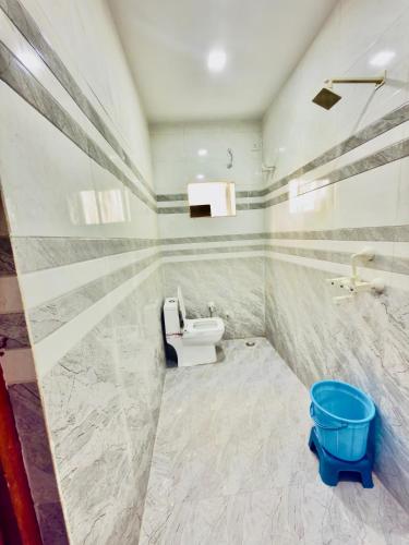 a bathroom with a toilet and a sink at Shri charno amrit vatika in Vrindāvan
