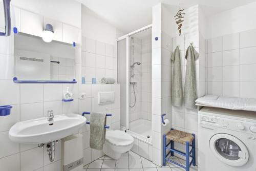 a bathroom with a sink and a toilet and a shower at Achtern Diek 13a - Wohnung 2 in Müggenburg
