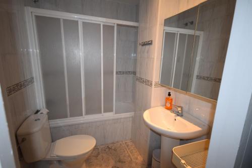 リョレート・デ・マルにあるPlaya Fenals Sol y Marのバスルーム(トイレ、洗面台付)