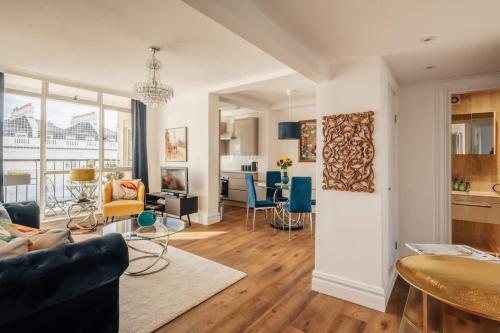 a living room with a couch and a table at Family apartment with balcony 2 min walk to Hyde Park in London