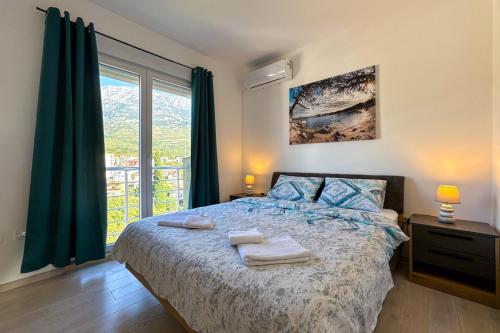 a bedroom with a bed with two towels on it at Ferienwohnung Penthouse Sunce in Bar
