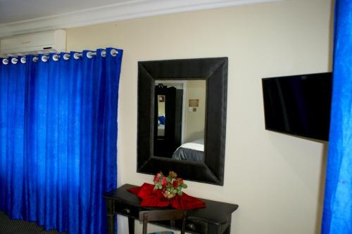 Televisyen dan/atau pusat hiburan di Jolani Guest House