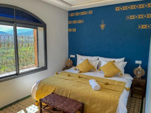 a bedroom with a large bed and a window at Bihi Lodge in Tahannout