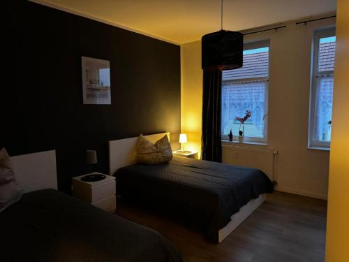ein Schlafzimmer mit zwei Betten und einem Fenster in der Unterkunft Stadtoase 2 in Wittenberge