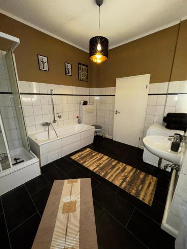 ein Badezimmer mit Waschbecken, Badewanne und Toilette in der Unterkunft Stadtoase 2 in Wittenberge
