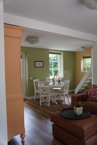 a living room with a table and chairs at Natuurhuisje Laanzicht Ophemert in Ophemert