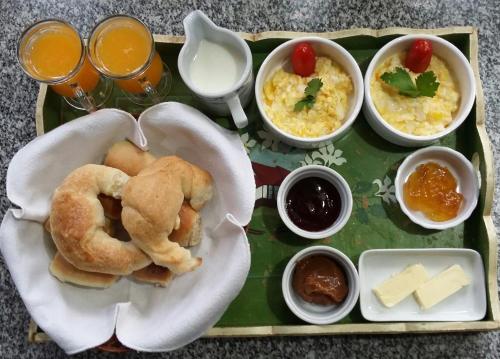ein Tablett mit Gebäck und anderen Lebensmitteln in der Unterkunft Familia Piatti B&B - Suites in Ushuaia