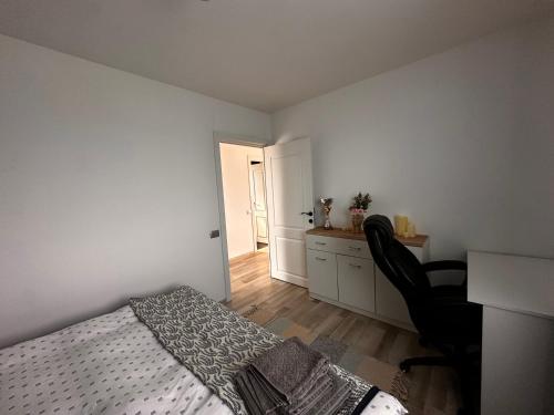a bedroom with a bed and a desk and a chair at Cabanuta in Brașov in Braşov