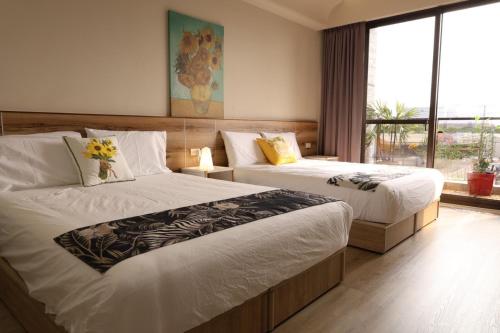 a bedroom with two beds and a window at 宿時代民宿 24H 自助入住 入住前需完成線上報到 Hometime Self Check-in in Dayuan