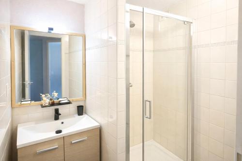 a bathroom with a sink and a shower at Djiiméé, Piscine & vue apaisante sur Golf, 5 pers in Talmont