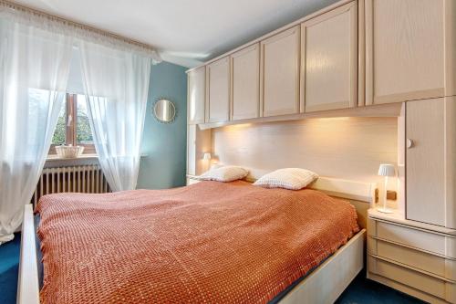 a bedroom with a bed and a window at Traumhaftes Wohnen beim Badesee in Erlangen