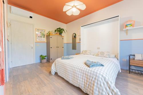 a bedroom with a bed and a ceiling at Amagi Home in Montecchia di Crosara