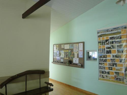 a room with a wall with a poster on the wall at Pousada dos Guias in Alto Paraíso de Goiás