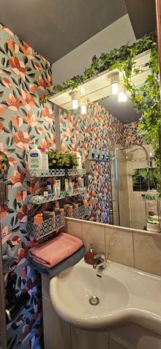 a bathroom with a sink and a mirror at Chambres d'hôtes Les Chênes in Acigné