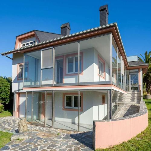 a large white house with a lot of windows at Casa completa - Camiño dos faros - Atlantico Malpica in Malpica