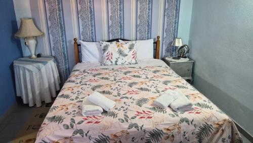 a bedroom with a bed with towels on it at Βίλα Πασιθέα in Khánia