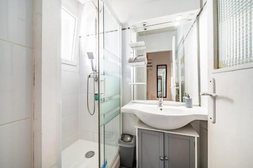 a bathroom with a sink and a shower at Appartement Cosy Parc Thermal in Thonon-les-Bains