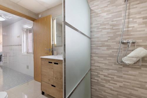 a bathroom with a shower and a sink at Apartament Cristina in Deltebre