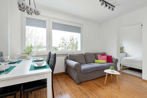 Funkcjonalny Apartament Blisko Klifu Redłowskiego w Gdyni by Noclegi Renters