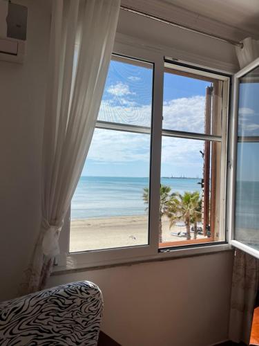 Beachfront Apartment - Steps from Sand - Balcony - Fast WiFi