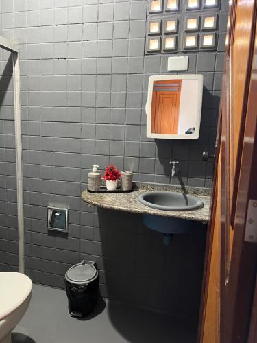 a bathroom with a sink and a toilet at É de casa unidade 01- JUAZEIRO DO NORTE in Juazeiro do Norte