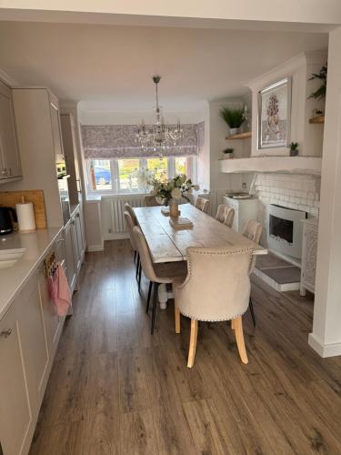 a kitchen and dining room with a table and chairs at Stay solihull 5 mins to NEC and AIRPORT SLEEPS 6 contractor friendly 3 bathrooms driveway parking 3 in Solihull