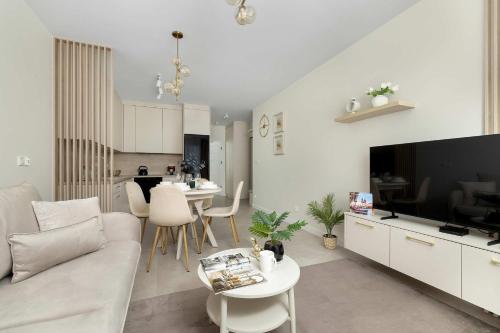 Air-Conditioned Apartment with Parking and Balcony by Noclegi Renters