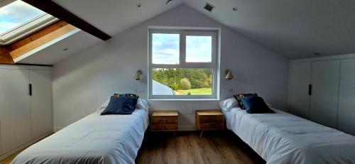 two beds in a room with a window at Quinta Cuadrao in Cartavio