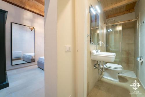 a bathroom with a toilet and a sink at Casa Philomena - Fascino storico in centro in Noto