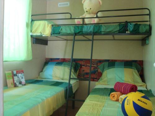Двухъярусная кровать или двухъярусные кровати в номере Mobile Homes Vila Punta
