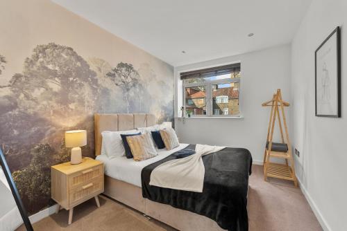 a bedroom with a bed and a painting on the wall at Designer Apartment in Central Lincoln - Sleeps 8 in Lincoln