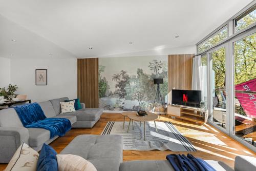 a living room with a couch and a table at Designer Apartment in Central Lincoln - Sleeps 8 in Lincoln
