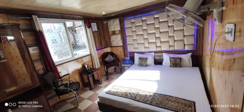 a bedroom with a bed in a room at New Malook hotel in Shimla