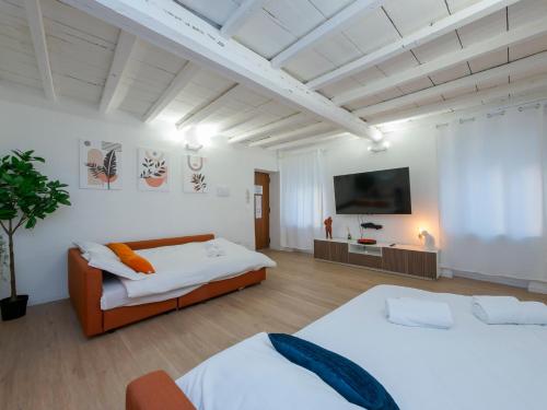 I-Host Ornato - Spacious 2BR Apt for 10 Guests with 3 Bathrooms