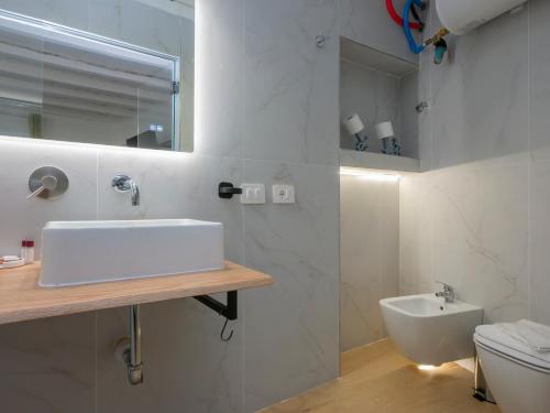 I-Host Ornato - Spacious 2BR Apt for 10 Guests with 3 Bathrooms
