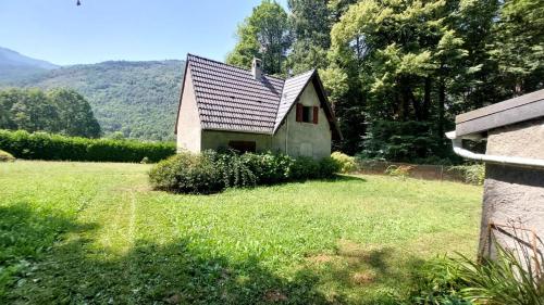 a small house in the middle of a field at Chalet chateau verdun in Château-Verdun