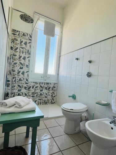 a bathroom with a toilet and a sink at Baglio Fontanasalsa Agriturismo in Paceco