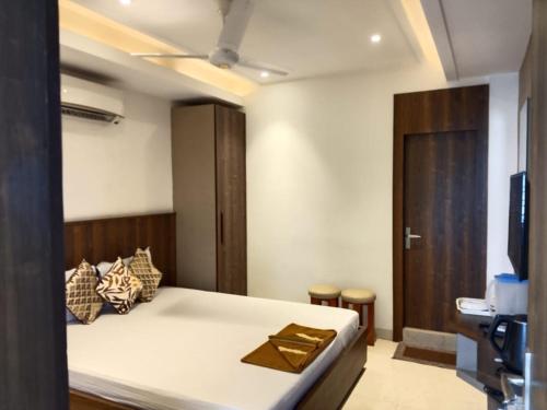 a bedroom with a bed and a television in it at Eennra Kaansabbati in Medinīpur