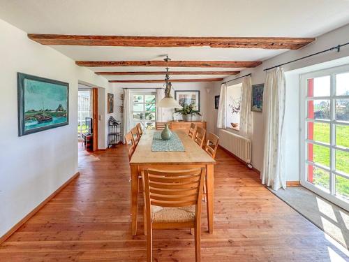 a dining room with a table and chairs at Landhaus Rubitz in Rubitz