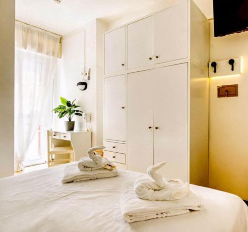two towels on a bed in a bedroom at Hotel Marea con Piscina NUOVA GESTIONE in Cattolica