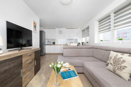 Przestronny Apartament z 2 Sypialniami Parkingiem i Balkonem by Noclegi Renters