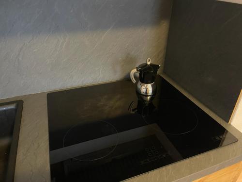 a tea kettle sitting on top of a stove at Il Mulino - Bilocale in centro in Ponte di Legno