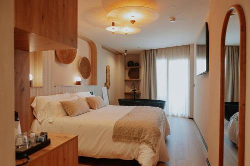 ein Schlafzimmer mit einem großen weißen Bett und einem Fenster in der Unterkunft Hotel Meridional in Guardamar del Segura