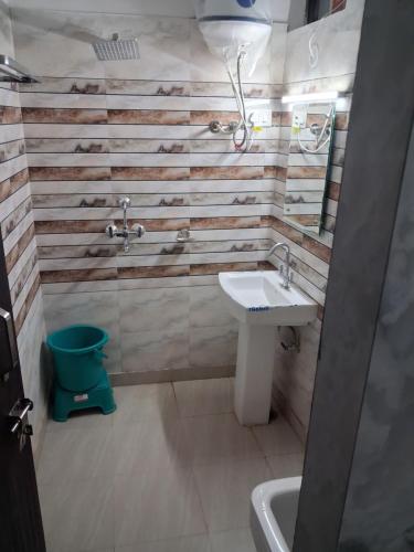 a bathroom with a sink and a mirror at Hotel Dubeyinn in Katra