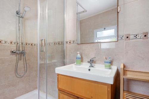 a bathroom with a sink and a shower at Casa Girasol in Faial da Terra
