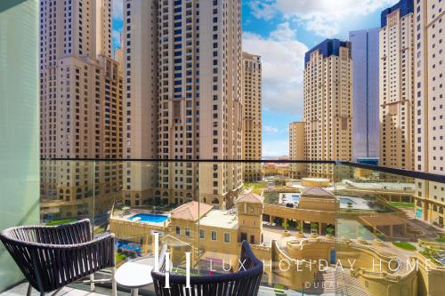 LUX LIV Contemporary Skyline Studio