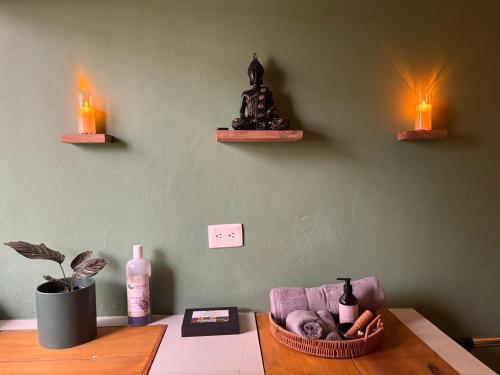 ein Raum mit einem Tisch mit zwei Kerzen an einer Wand in der Unterkunft Mexhe Hotel El Cuyo in El Cuyo